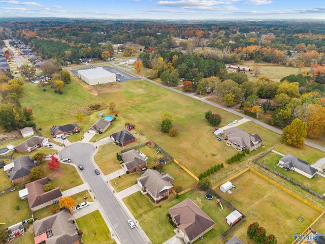 401 Twin Oaks Drive NW, Hartselle, AL 35640