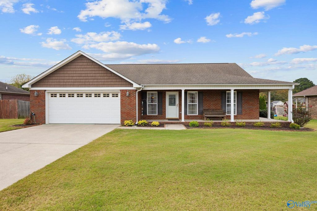 401 Twin Oaks Drive NW, Hartselle, AL 35640