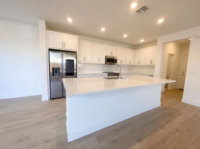 94 W San Diego Dr, Tracy, CA 95391