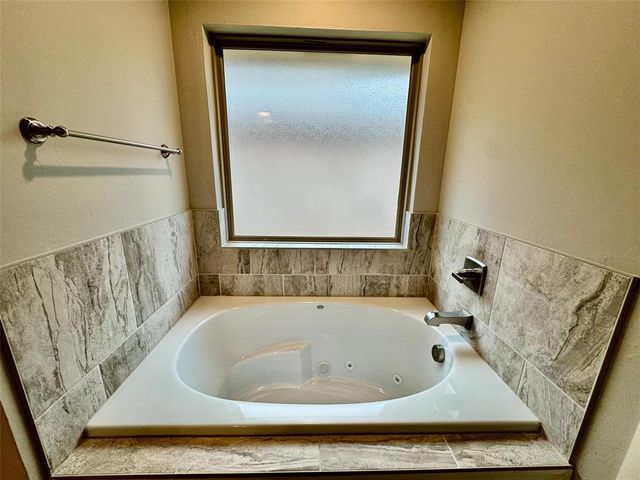 9001 Poppey Place, Yukon, OK 73099