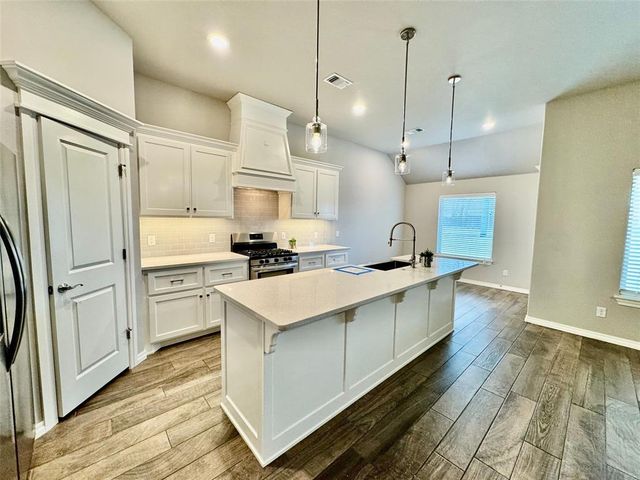 9001 Poppey Place, Yukon, OK 73099