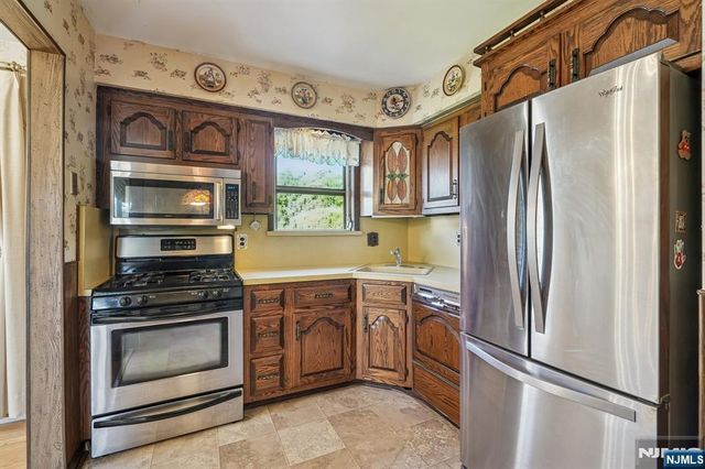 18 Roy Court, Clifton, NJ 07012