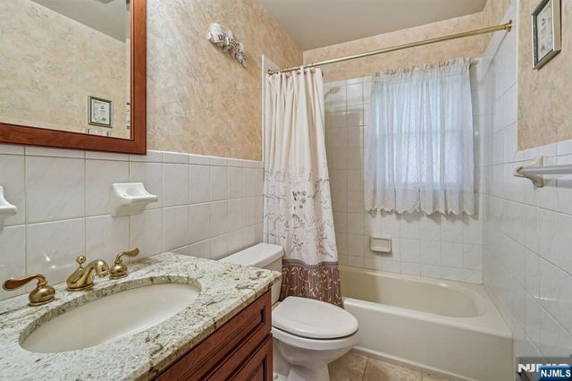 18 Roy Court, Clifton, NJ 07012