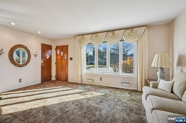 18 Roy Court, Clifton, NJ 07012