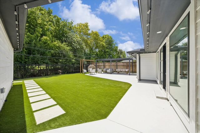 115 Blue Willow Drive, Houston, TX 77042