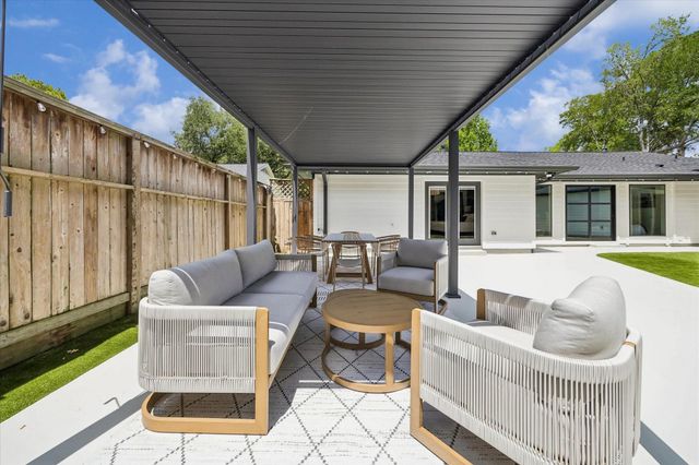 115 Blue Willow Drive, Houston, TX 77042