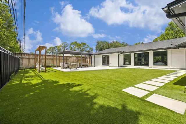115 Blue Willow Drive, Houston, TX 77042