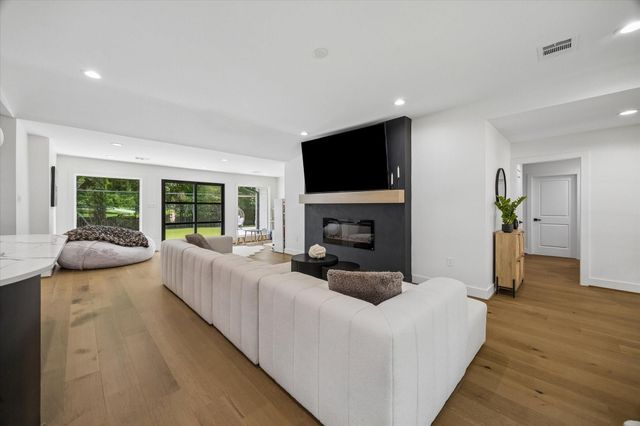 115 Blue Willow Drive, Houston, TX 77042