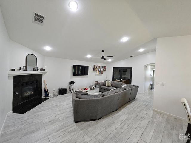 2323 Easthills Drive 25, Bakersfield, CA 93306