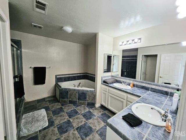 2323 Easthills Drive 25, Bakersfield, CA 93306