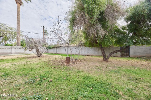 327 E MEDLOCK Drive, Phoenix, AZ 85012