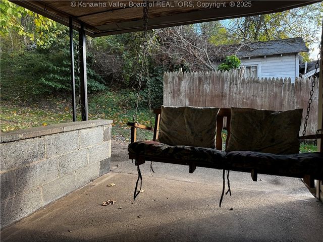 1386 Charleston Road, Poca, WV 25159