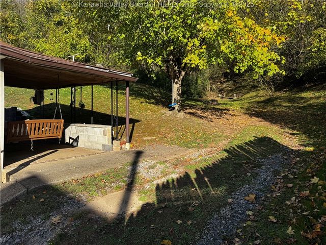 1386 Charleston Road, Poca, WV 25159