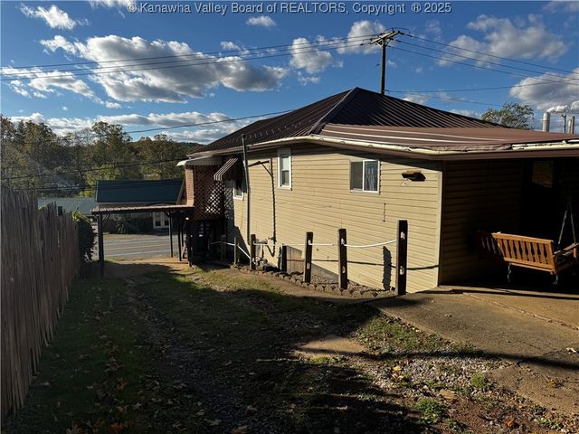 1386 Charleston Road, Poca, WV 25159