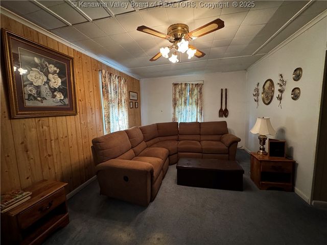 1386 Charleston Road, Poca, WV 25159