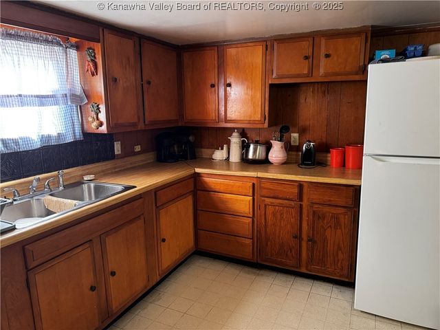 1386 Charleston Road, Poca, WV 25159