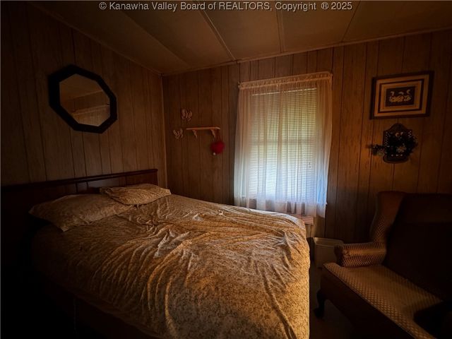 1386 Charleston Road, Poca, WV 25159