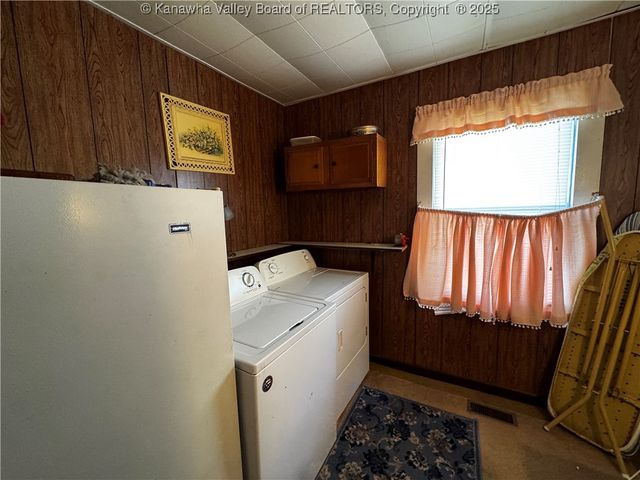 1386 Charleston Road, Poca, WV 25159