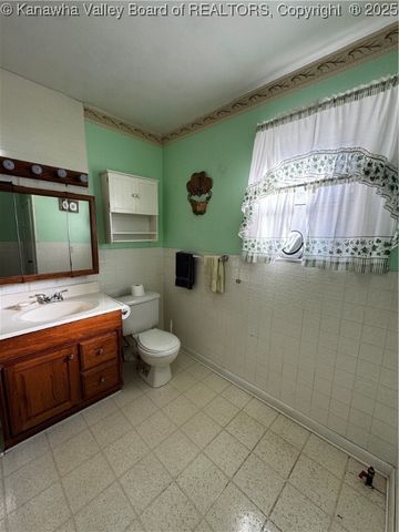 1386 Charleston Road, Poca, WV 25159