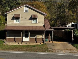 1386 Charleston Road, Poca, WV 25159