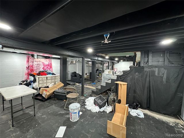 9459 Lakepointe Street, Detroit, MI 48224