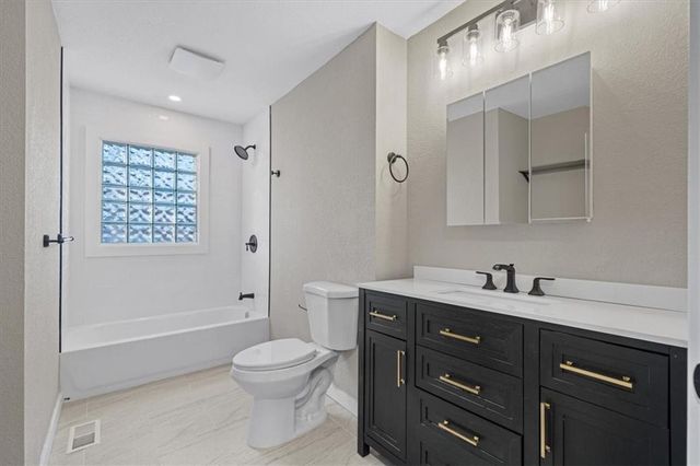 1602 S Queen Ridge Way, Independence, MO 64050