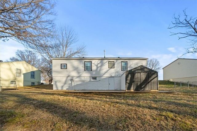 1602 S Queen Ridge Way, Independence, MO 64050