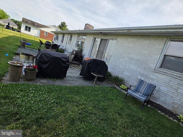 35 TRAIL RD N, Elizabethtown, PA 17022