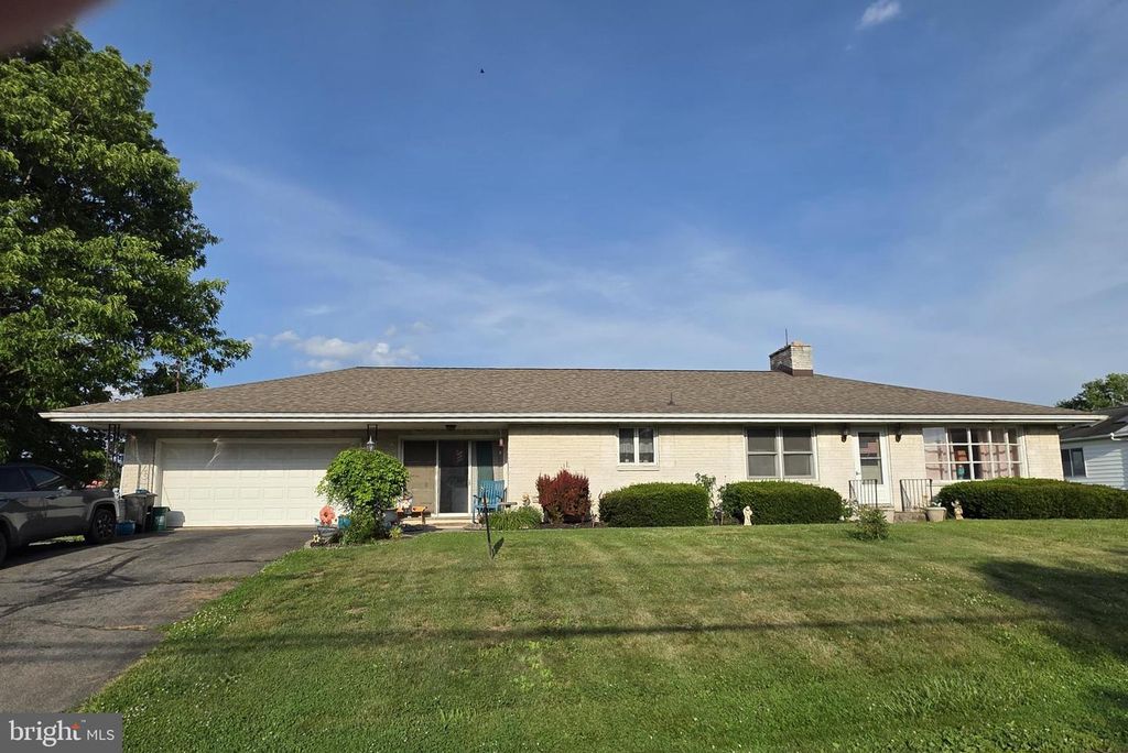 35 TRAIL RD N, Elizabethtown, PA 17022