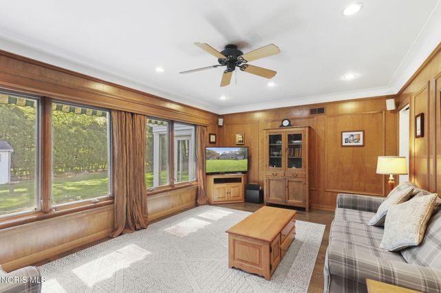 2128 Evergreen Road, Ottawa Hills, OH 43606
