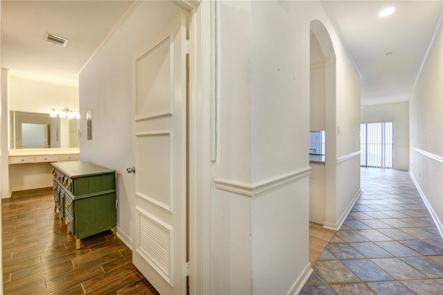 401 Lakeside Lane 106, Houston, TX 77058