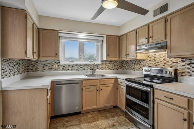 6 Domessina Ln C8, Caldwell Boro Twp., NJ 07006