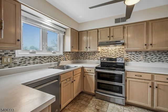 6 Domessina Ln C8, Caldwell Boro Twp., NJ 07006