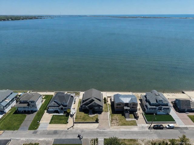 21 Shinnecock Road, East Quogue, NY 11942