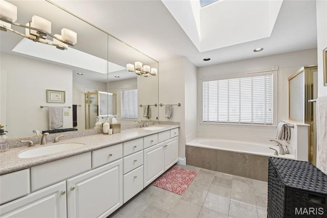 986 Barnard College Lane, University City, MO 63130