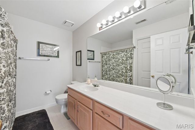 986 Barnard College Lane, University City, MO 63130