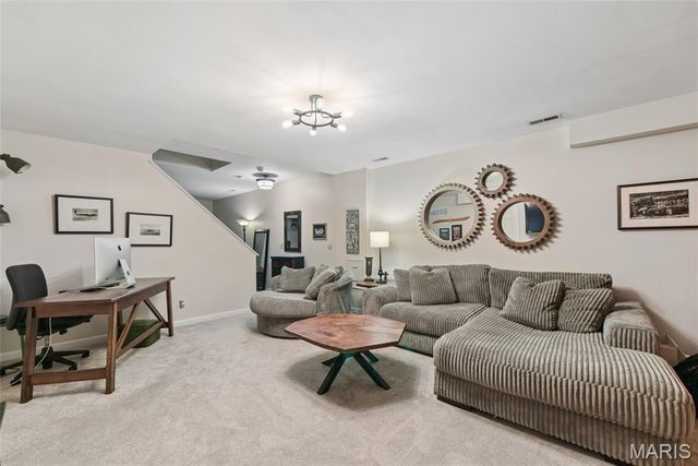 986 Barnard College Lane, University City, MO 63130