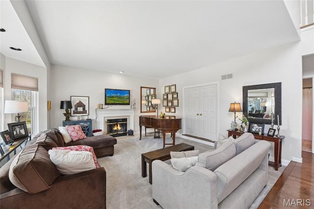 986 Barnard College Lane, University City, MO 63130