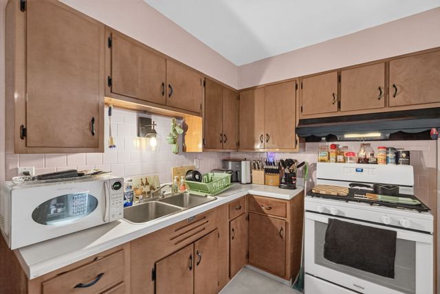 24 Mccabe St, Dartmouth, MA 02748