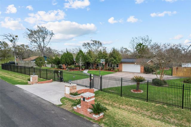 505 S Burnett Drive, Baytown, TX 77520