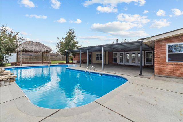 505 S Burnett Drive, Baytown, TX 77520