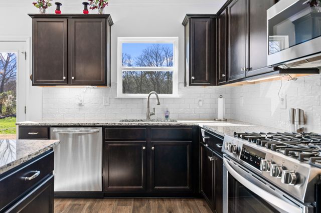 229 Stonewall Dr, Columbia, TN 38401