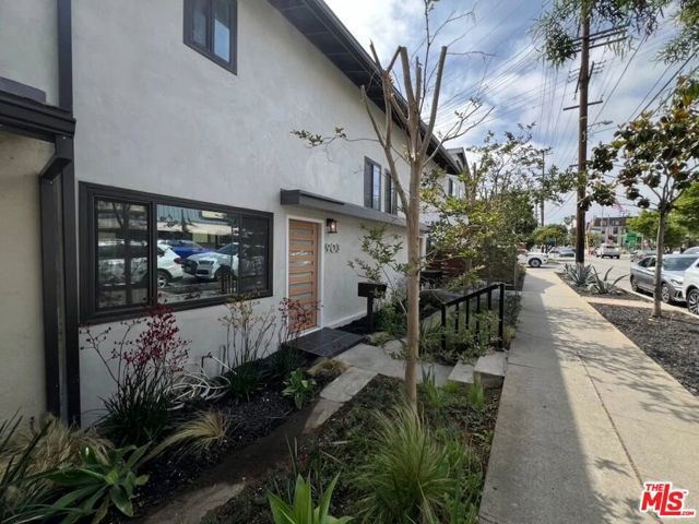 903 S Barrington Avenue, Los Angeles, CA 90049