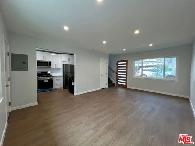 903 S Barrington Avenue, Los Angeles, CA 90049
