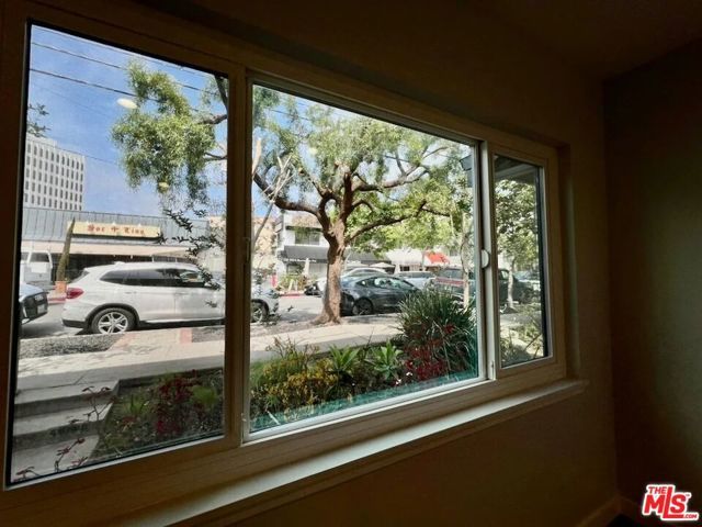 903 S Barrington Avenue, Los Angeles, CA 90049