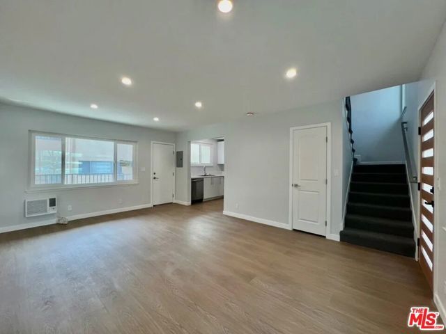 903 S Barrington Avenue, Los Angeles, CA 90049