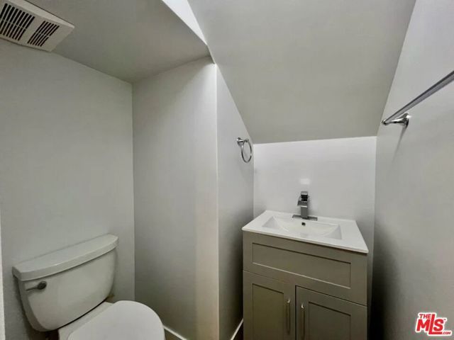 903 S Barrington Avenue, Los Angeles, CA 90049