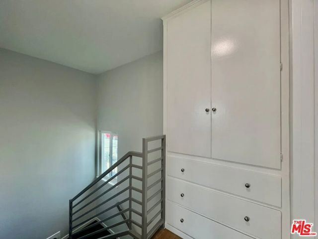 903 S Barrington Avenue, Los Angeles, CA 90049
