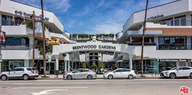 903 S Barrington Avenue, Los Angeles, CA 90049