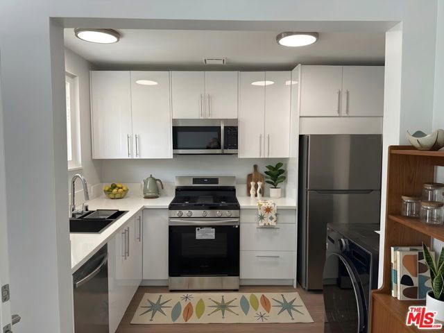 903 S Barrington Avenue, Los Angeles, CA 90049